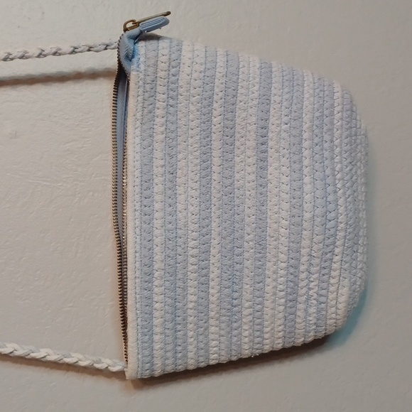 Universal Threads - Picture 4 of 10